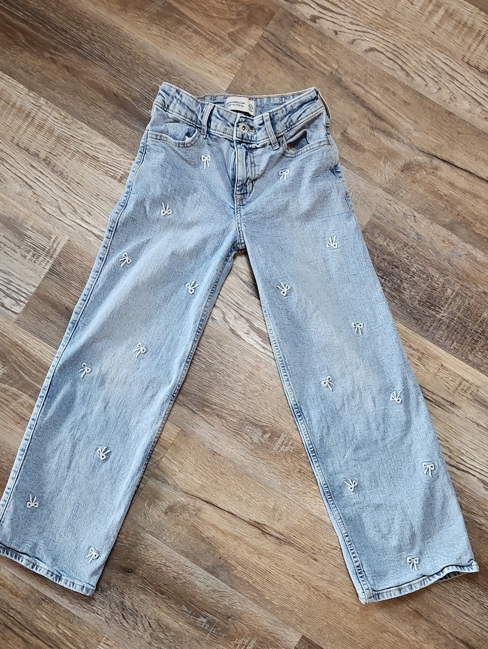 abercrombie kids Light Blue wide-leg Jeans with White Bow Embroidery